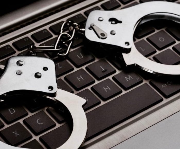 internetten tehdit suçu - klavye ve kelepçe