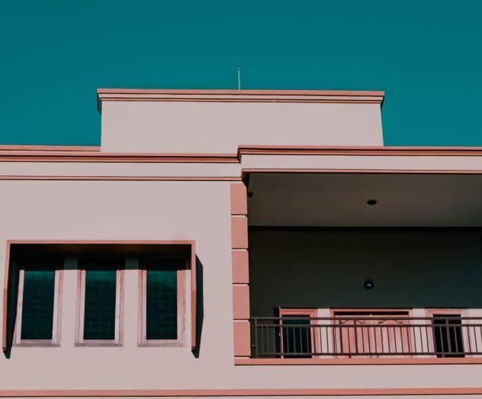 sağ kalan eş; aile konutu; sağ kalan eşin hakkı; eşlerden birinin ölümü; miras kalan ev;