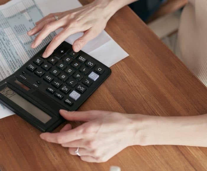 tüketici davaları; yargılama giderleri; tüketici davalarında harç; tüketici sorumluluğu; dava incelenme şartı; başvuru harcı; istinaf harcı; karar harcı; gider avansı; delil avansı; adli yardım; muafiyet;