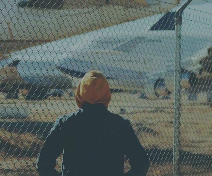 sınır dışı etme kararı; deport nedir; sınır dışı edilme sebepleri; deport kararına itiraz; terke davet; dikenli tel; ülke sınırı; uçak;