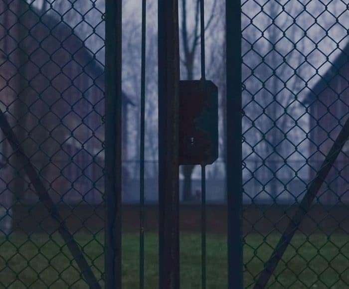 idari gözetim kararı; geri gönderme merkezi; idari gözetime alternatif tedbirler; gözetim kararına itiraz; sınır dışı edilme; terk edilmiş ev; tel kapı; bahçe;