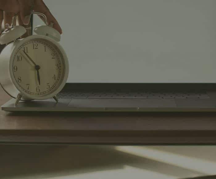 taşınmaz tesliminde temerrüde düşme; ihtar şartı; geç teslim nedeniyle kira kaybı talebi; gecikme tazminatı; taşınmazın geç tesliminde müteahhit sorumluluğu;