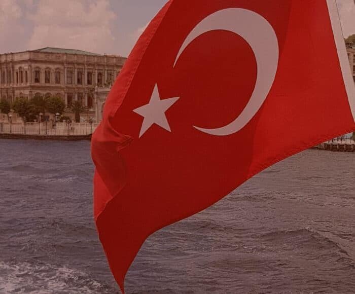 gemiye türk bayrağı çekme hakkı; yabancı geminin türk bayrağı çekebilmesi; gemi sicil kanunu; türk bayrağı çekme hakkının kaybedilmesi; istanbul boğazı; türk bayrağı; gemi; vessel;