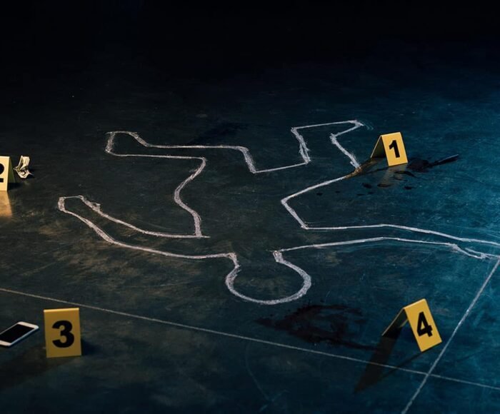 kasten adam öldürme sonucu cesedin şeklinin çizilmiş hali ve yerde deliller