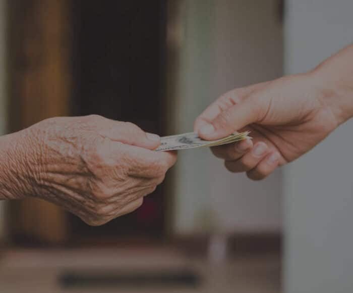 maddi durumu yetersiz yakına yardım edilmesi. bir kişi diğerine para veriyor