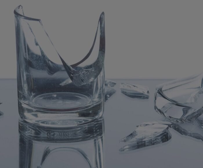 kırık cam parçaları onarılamayan evlilik ve boşanmayı temsil eder